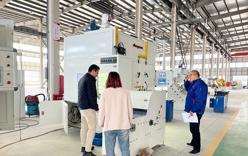 美國客戶驗收橡膠減震鏈式滾膠機 考察涂裝磷化廢氣處理設(shè)備